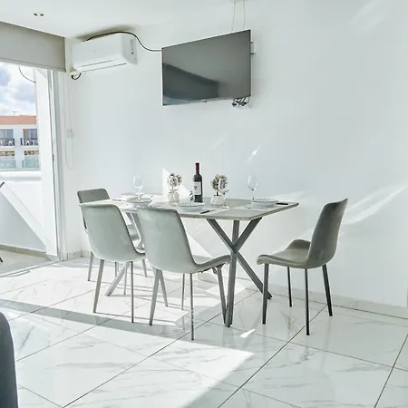 Nissi Avenue Apartmanhotel