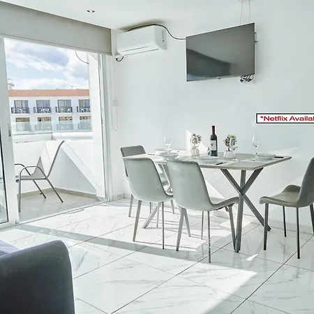 Nissi Avenue Apartmanhotel