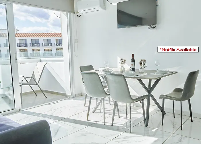 Nissi Avenue Aparthotel