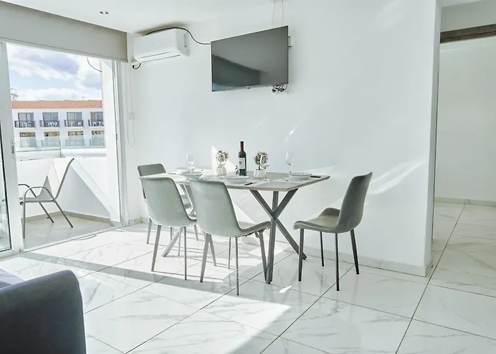 Nissi Avenue Aparthotel